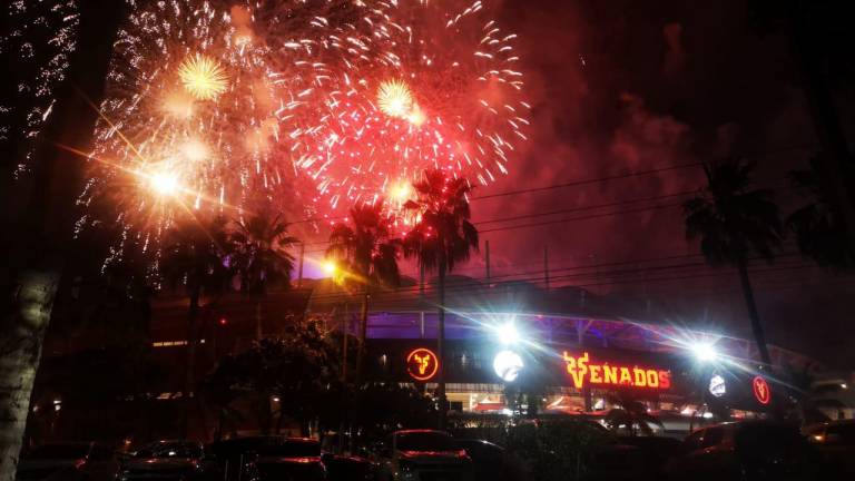 El estadio Teodoro Mariscal se ilumina con los fuegos pirotécnicos.