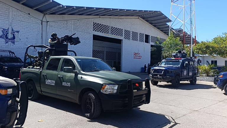El Secretario de Seguridad Pública de Sinaloa visitó Escuinapa tras la renuncia de policías municipales.