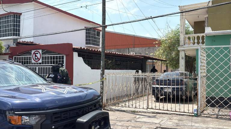 Elementos de la Policía Estatal y del Ejército inspeccionan un domicilio con impactos de bala en la colonia Infonavit Humaya, Culiacán.