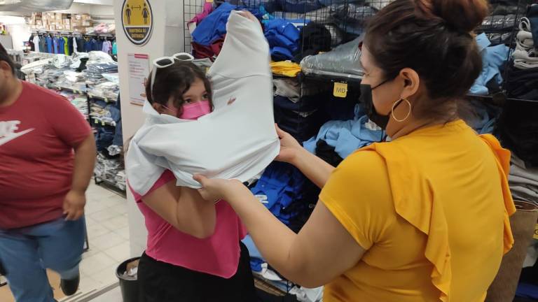 Arrecian compras de uniformes para jóvenes de bachillerato en Mazatlán; este lunes, el canje en nivel básico
