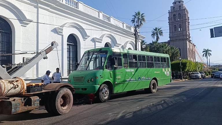 Uno de los camiones del transporte urbano de Escuinapa que es recogido por las autoridades.