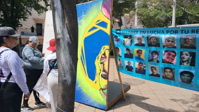 Las madres buscadoras se instalaron frente al Teatro MIA, a espaldas de la Catedral de Culiacán.