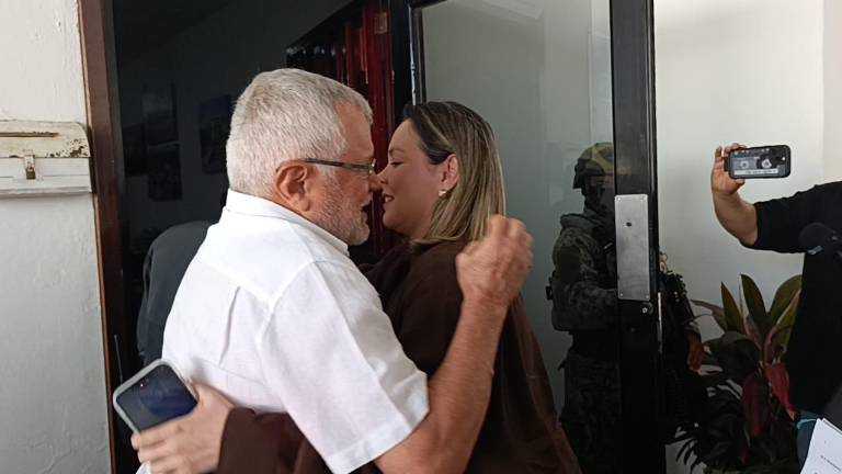 La Gobernadora de Sinaloa Yeraldine Bonilla Valverde llega a Escuinapa tras los hechos violentos recientes.