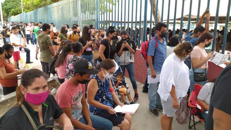 Acudieron cientos, pero vacunan a todos contra el Covid en el Polideportivo de la UAS, en Mazatlán
