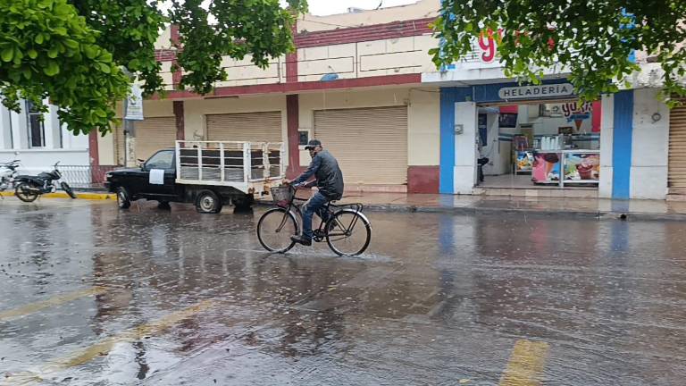 Algunas de las calles ya muestran encharcamientos.