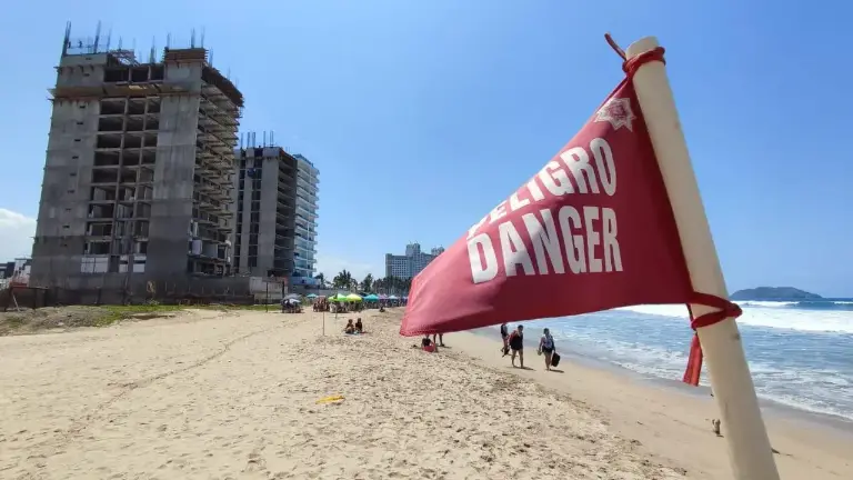 Espinoza Bastidas recordó que las playas de Mazatlán cuentan con un sistema de señalización por colores que se mantienen colocados a lo largo de la franja costera.