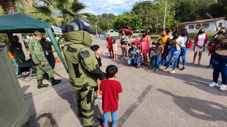 El evento comenzó a las 8:00 y culminará a las 14:00 horas; en el paseo se están exponiendo varios módulos, entre los que destacan el módulo antibombas.