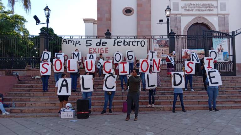 Integrantes del Movimiento Antorchista protesta en Culiacán para demandar al Alcalde soluciones a sus problemas.