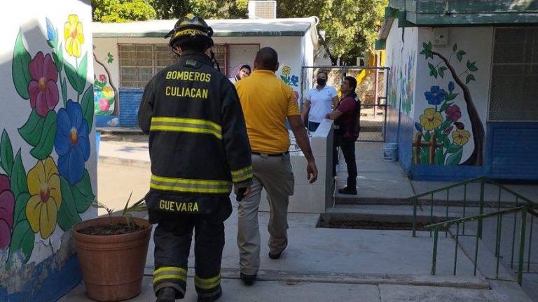 Personal de Protección Civil y Bomberos atienden alarma por fuga de gas en Jardín de Niños en Culiacán.