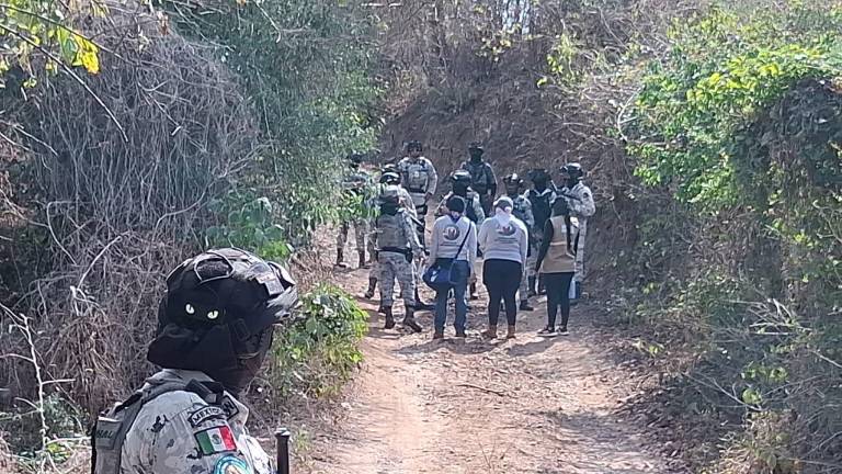 Las diligencias continúan en la fosa clandestina y área aledaña por parte de personal pericial de la FGR.