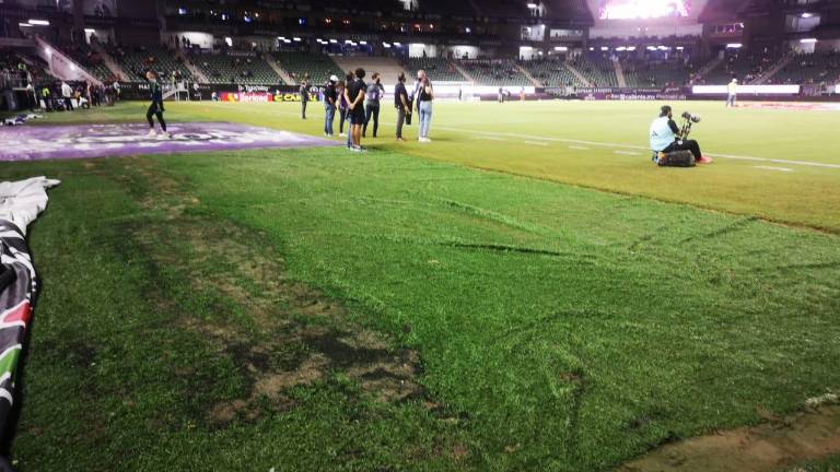 En malas condiciones quedaron los costados de la cancha.