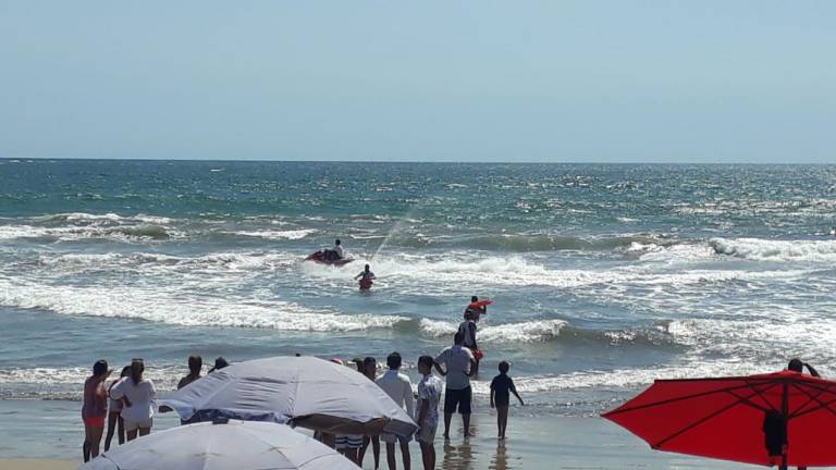 Salvavidas de Mazatlán rescatan a cuatro bañistas
