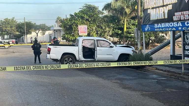 La camioneta del director de Tránsito quedó con múltiples impactos de bala tras el ataque armado.