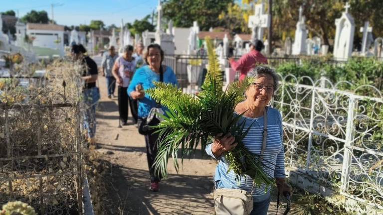 Entre ofrendas y limpieza de tumbas, los asistentes destacaron el valor de mantener viva la memoria de quienes fueron el pilar del hogar.