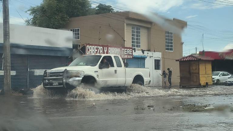 Durante la mañana de este lunes se registró una lluvia en Los Mochis que inundó varias vialidades.
