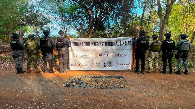 Los efectivos aseguraron tres armas largas, 17 cargadores, municiones de distintos calibres, entre otros objetos.