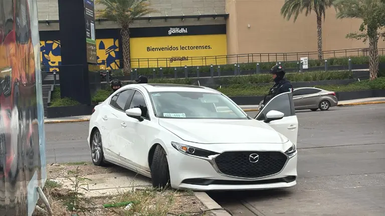 Autoridades recuperaron un automóvil con reporte de robo y detuvieron a un hombre durante un operativo en el sector Tres Ríos, en Culiacán.