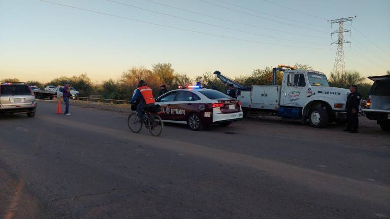 Un joven de 23 años muere tras volcar su camioneta y caer a un dren en Los Mochis.
