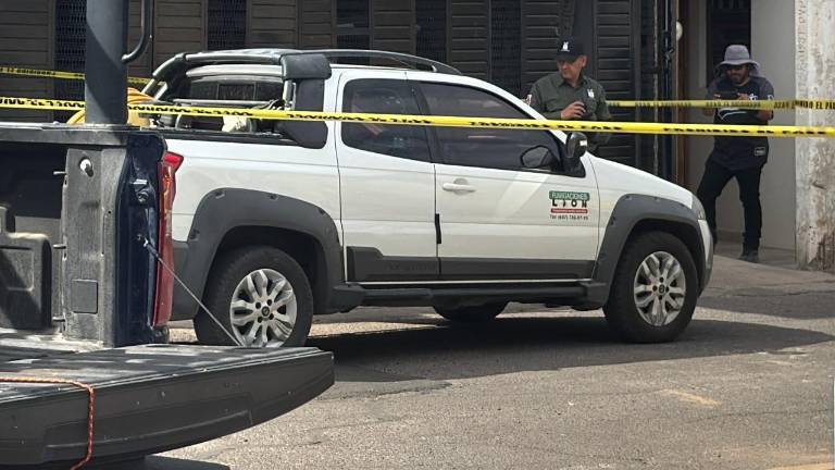 Autoridades inspeccionaron cámaras de videovigilancia y recabaron testimonios para dar con el paradero del conductor de la camioneta.