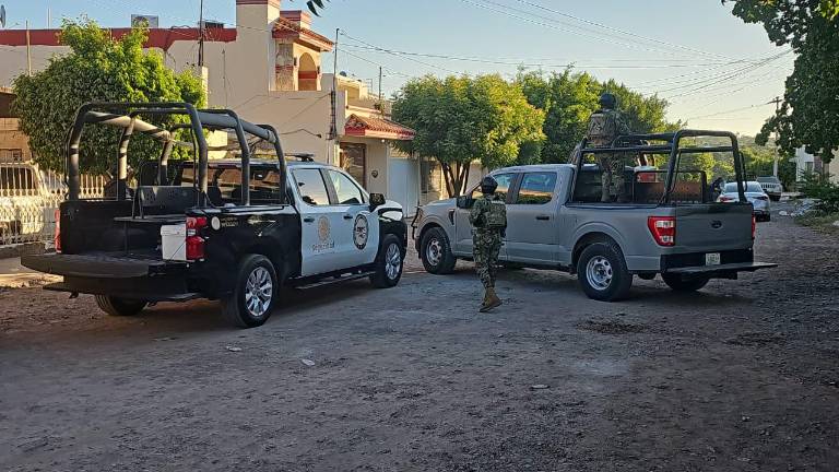 Operativo de fuerzas federales en un domicilio en Culiacán durante la mañana de este lunes.