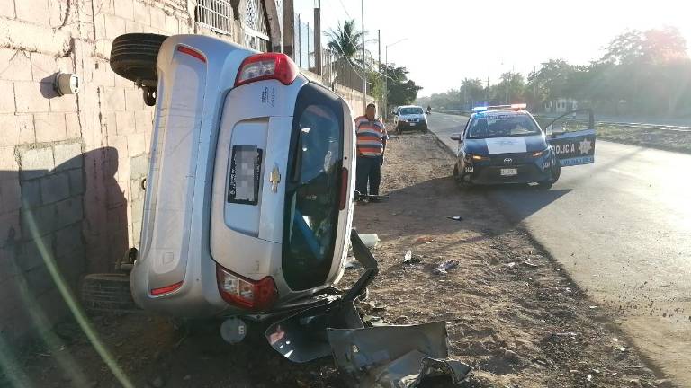 Camioneta choca contra barda de una casa en Culiacán