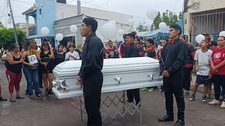 Amigos y compañeros despidieron a Grecia con globos blancos.