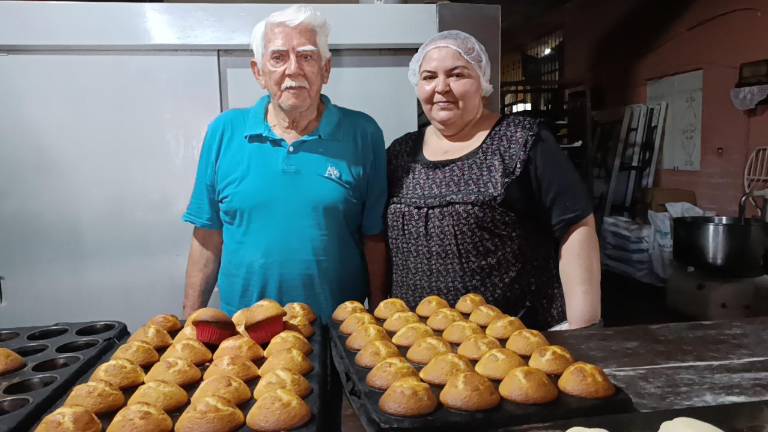 Desde hace 6 años, América tomó la batuta del negocio, la producción de pan y don Segundo le apoya en actividades que no requieren esfuerzo.