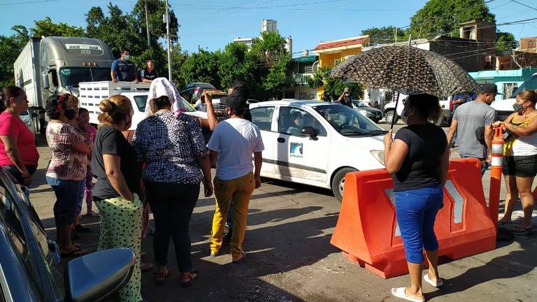 Habitantes de la colonia Gabriel Leyva cierran vialidad en protesta por la falta del servicio de luz en sus hogares.