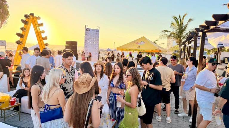 Jóvenes disfrutaron del arranque del Sunset Fest 2026 en el Baraka Beach Club, uno de los eventos más esperados de Semana Santa en Mazatlán.
