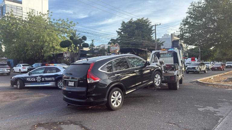 El percance se registró en el cruce con la calle Guanajuato, donde se reportó que había un oficial tirado sobre el pavimento con diversas lesiones.