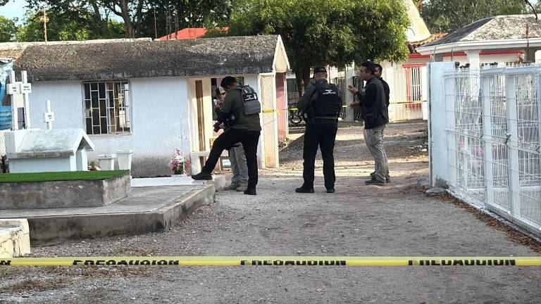 El hallazgo se registró en una fosa de tres metros de profundidad, por lo que el personal forense se vio en la necesidad de usar una escalera para alcanzar los restos.