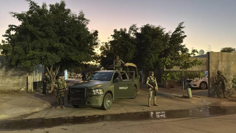 Elementos del Ejército vigilan la zona de Alturas del Sur donde una vivienda fue atacada a balazos.
