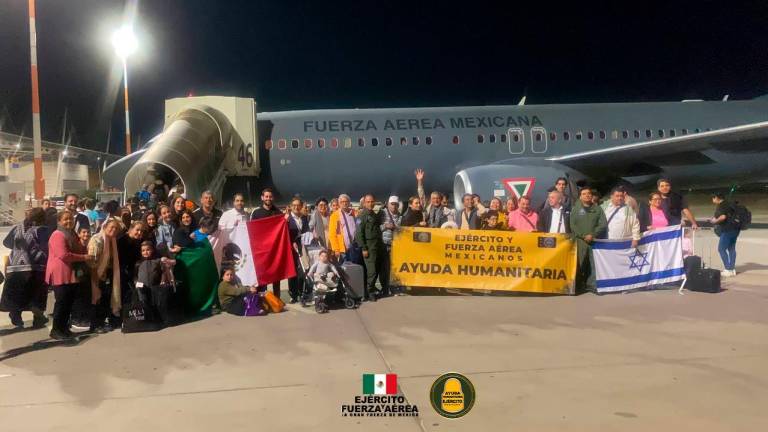 Un numeroso grupo de mexicanos viaja al País en el primer avión de la Fuerza Aérea Mexicana que arribó a Israel.