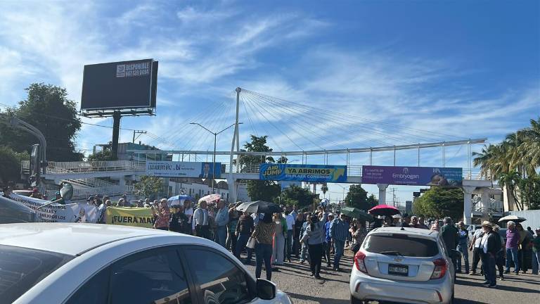 Protesta de universitarios frente al Congreso de Sinaloa, bloqueando por algunos momentos el Bulevar Pedro Infante.