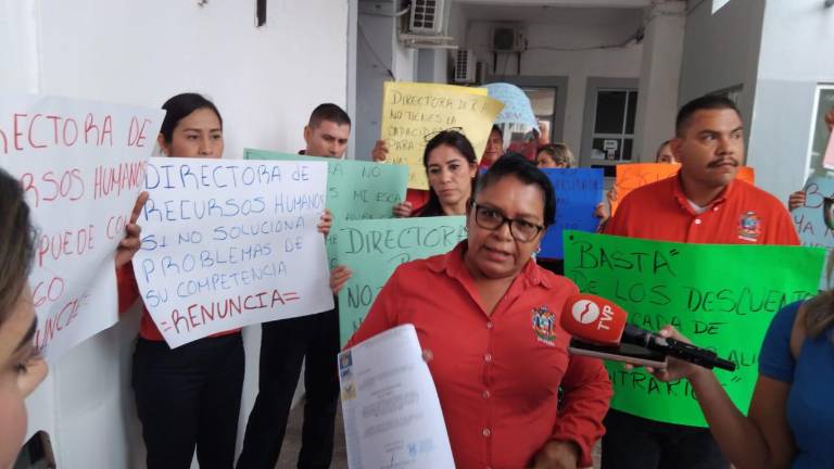 Manifestación de personal del Sindicato del Ayuntamiento de Mazatlán frente a Tesorería Municpial.