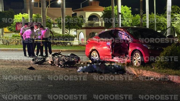 El joven motociclista se impactó contra la puerta del copiloto del vehículo y perdió la vida tras el accidente.