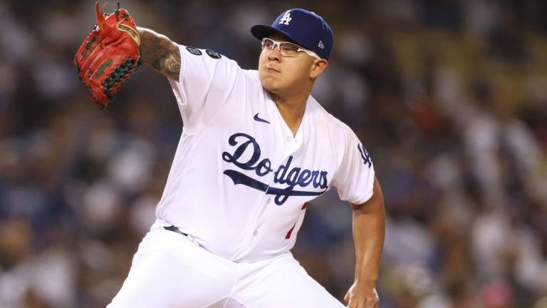 Julio Urías llegó a 18 triunfos el miércoles.