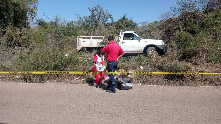 Un muerto deja volcadura de camioneta en Mazatlán