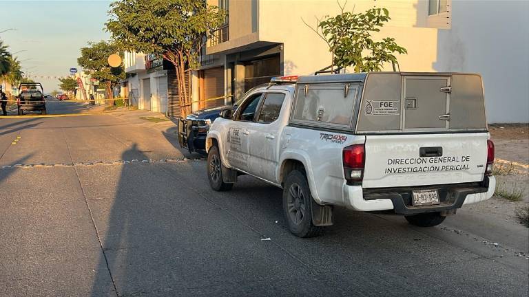 El local presentó decenas de impactos de bala tras el ataque armado registrado al norte de Culiacán.