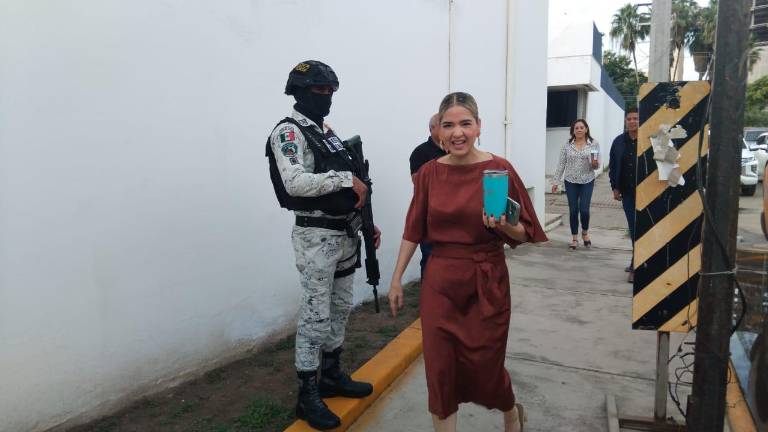 La Alcaldesa Estrella Palacios Domínguez llega a la reunión de la Mesa Regional de Seguridad en Mazatlán.