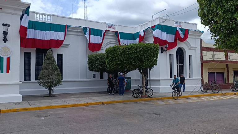 En el Gobierno Municipal de Escuinapa funcionarios reconocen que tienen otros trabajos.