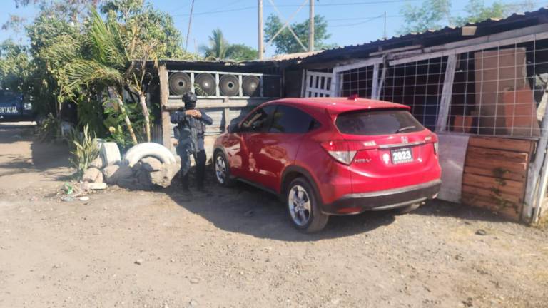 Policías detectaron una camioneta de la marca Honda de color rojo de modelo reciente en aparente estado de abandono.