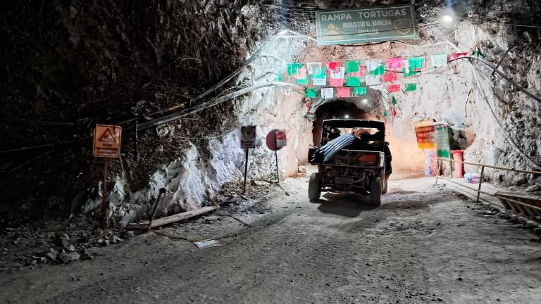 Personal de rescate al ingresar a la mina Santa Fe, en Rosario, donde hay tres mineros atrapados.