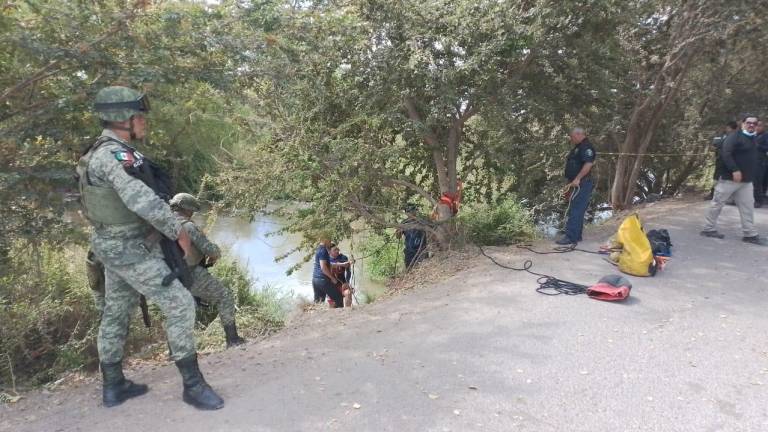 Bomberos llegaron al canal principal de Costa Rica para apoyar a sacar el cuerpo.