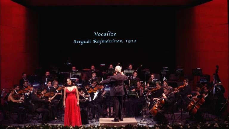 Aplausos y rosas blancas obtuvieron la Camerata Mazatlán y la soprano Penélope Luna en el concierto “Destino Tchaikovsky”, que se celebró en el teatro Ángela Peralta.