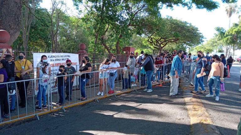 Con fila kilométrica inicia en Culiacán vacunación contra Covid a menores de 5 a 11 años