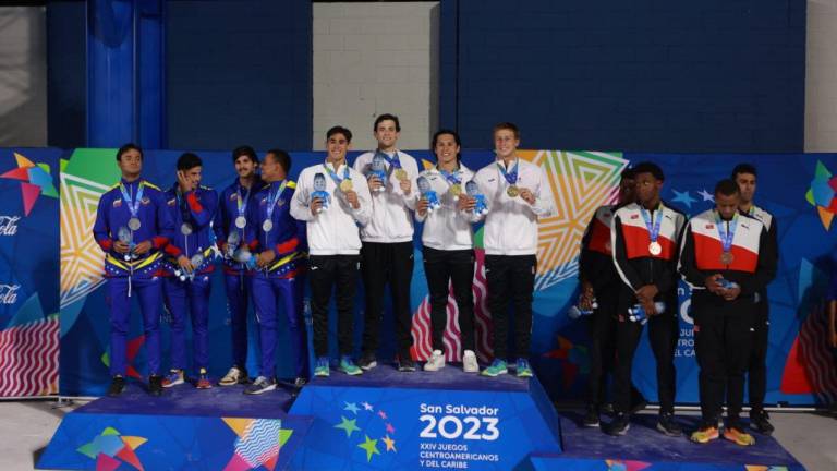 El equipo mexicano compuesto por Andrés Dupont, Diego Camacho, Jorge Iga y José Ángel Martínez se llevó el oro en el relevo 4x100m estilo libre.
