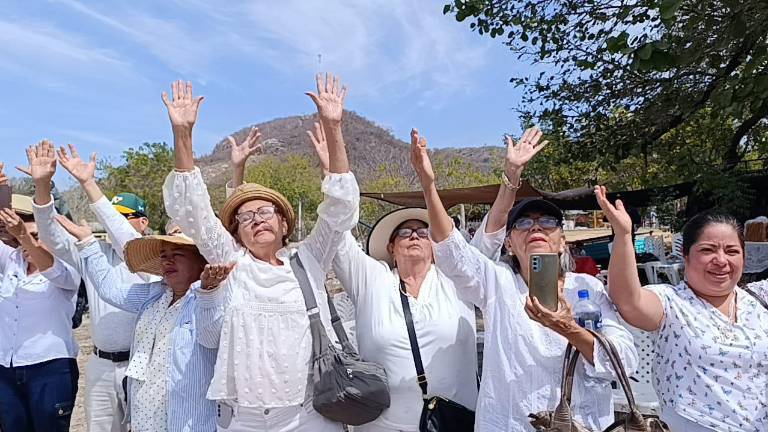 Se pide a los asistentes ir vestidos de blanco.