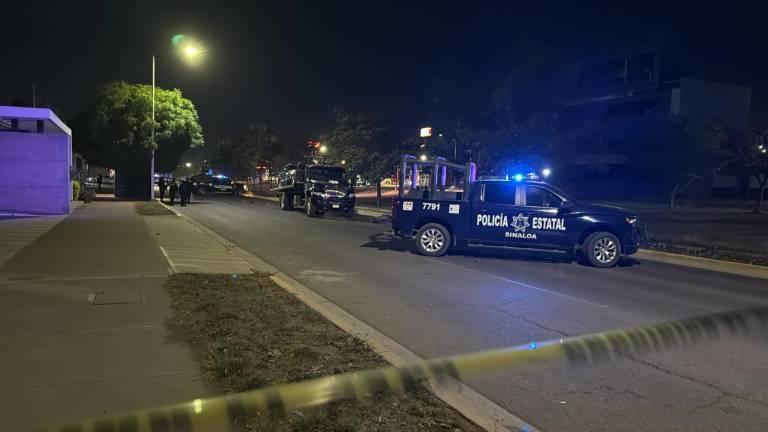 Dos patrullas de la Policía Estatal resultaron varadas durante la persecución registrada este viernes.