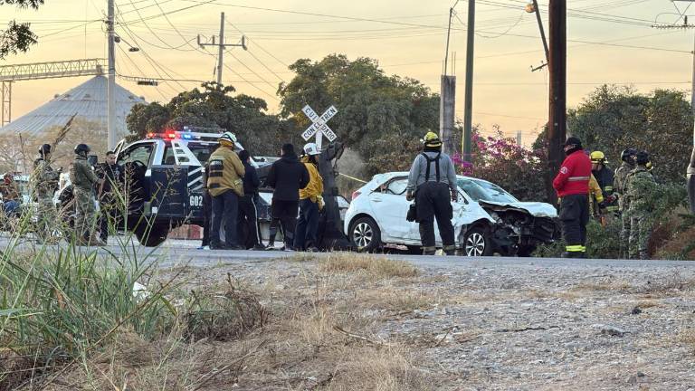 El conductor se descarriló por razones desconocidas y cayó sobre un arroyo.